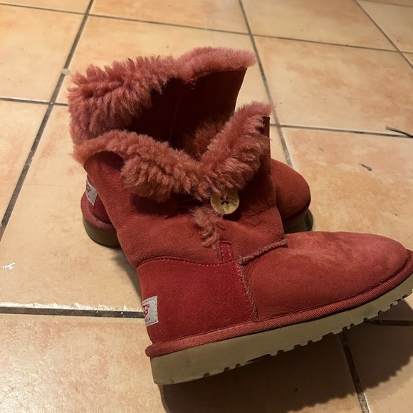 Red Ugg boots w/button size 4 - Picture 2 of 3